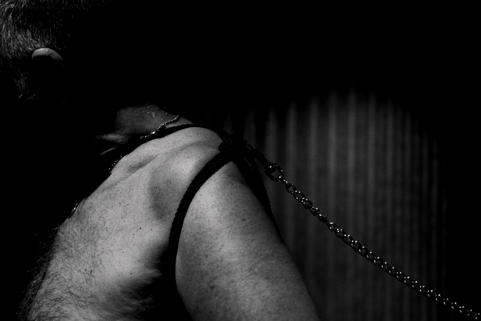 Portrait en noir et blanc de Mademoiselle Mady avec une chaîne