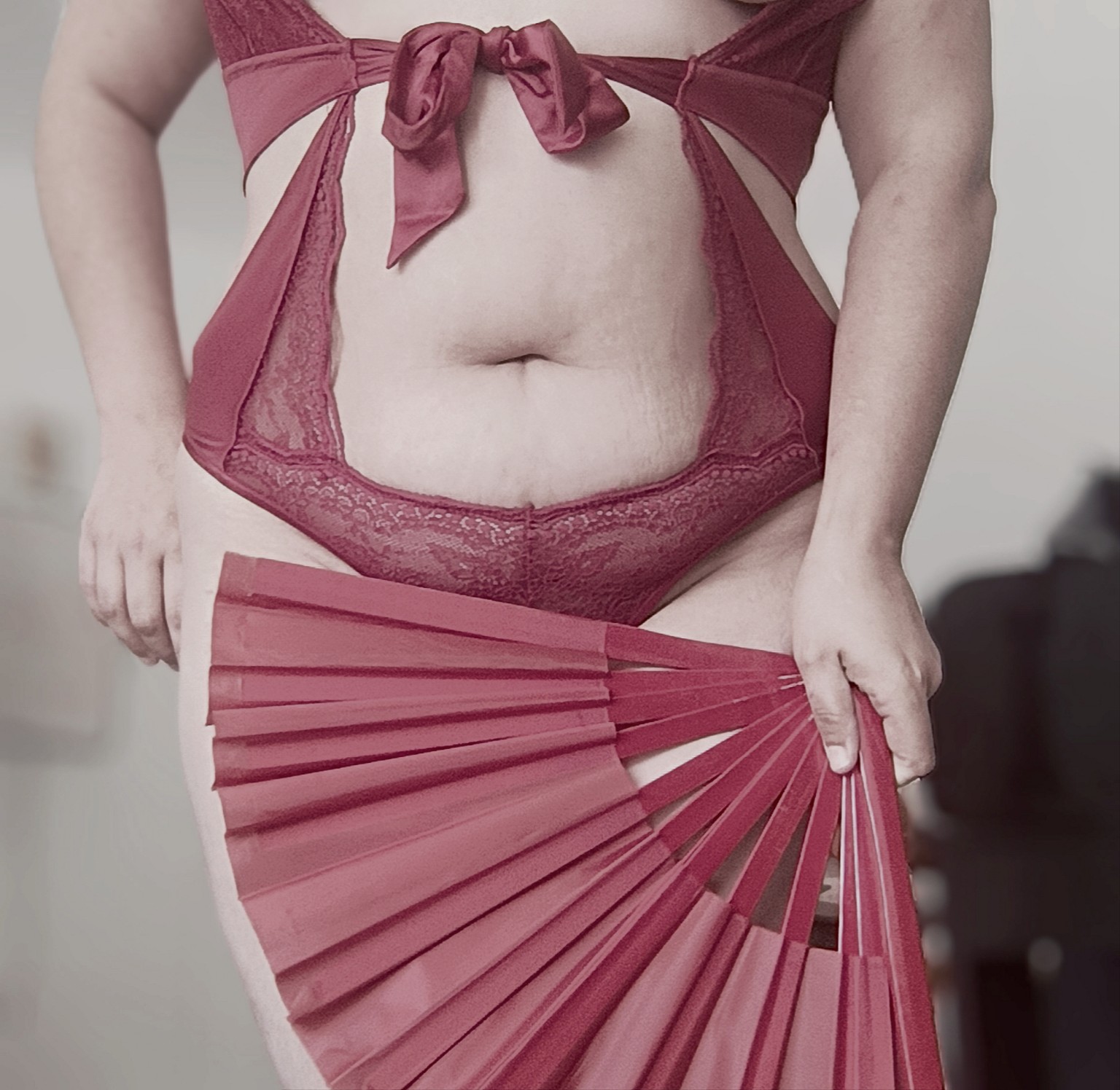 Mademoiselle Mady en lingerie rose tenant un éventail
